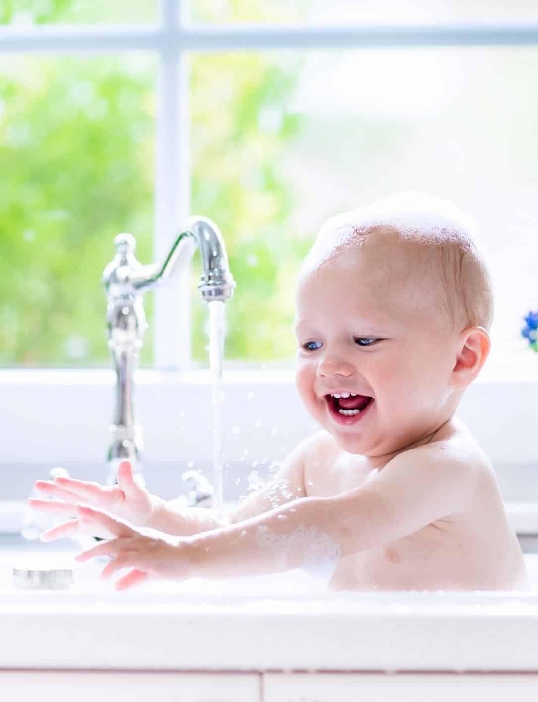 Amilo purifie l'eau du bain de bébé